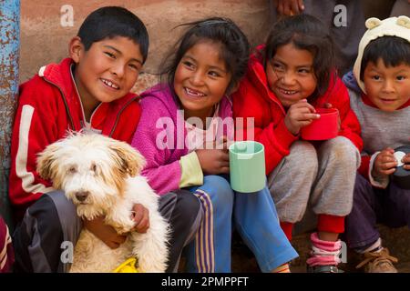 Bambini che ridono e sorridono per la strada di Cuzco, Perù; Cuzco, Perù Foto Stock