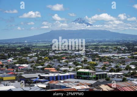 Vista dalla Torre dell'acqua di Hawera al Monte Taranaki, Isola del Nord, Nuova Zelanda Foto Stock