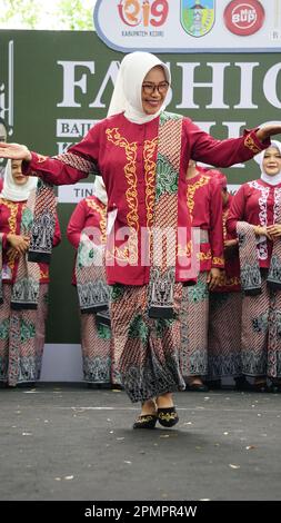 Bambini indonesiani in abiti batik. Questo batik viene da Kediri Foto Stock