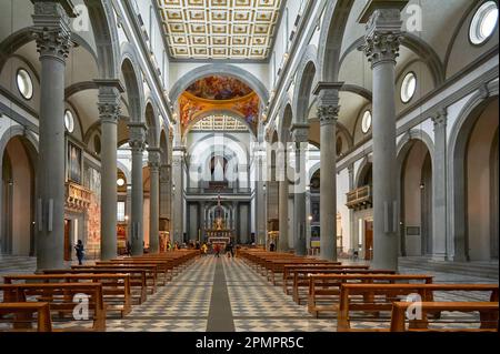 Imponente navata nella Basilica di San Lorenzo a Firenze Foto Stock