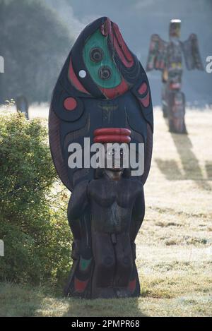 Pali totem in un cimitero; Alert Bay, Alaska, Stati Uniti d'America Foto Stock