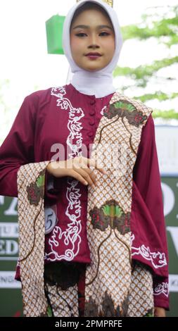 Bambini indonesiani in abiti batik. Questo batik viene da Kediri Foto Stock