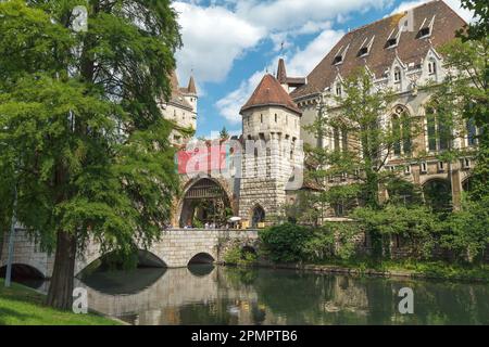 Budapest, Ungheria, 01 giugno 2019 Vajdahunyad castello vista dal lago Foto Stock