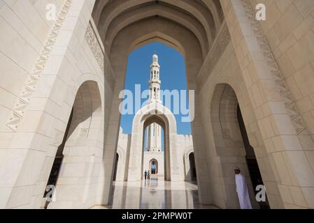 Tre archi che compongono l'ingresso principale alla grande Moschea del Sultano Qaboos; Mascate, Oman Foto Stock