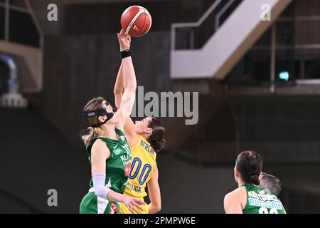 Berlino, Germania. 14th Apr, 2023. Berlino, Germania. Aprile 14th 2023: Primo salto per la palla durante il gioco DBBL Playoff Halbfinale - ALBA Berlin Frauen v Rutronik Stars Keltern - Sporthalle Charlottenburg. Berlino, Germania. (Ryan Sleiman /SPP) Credit: SPP Sport Press Photo. /Alamy Live News Foto Stock