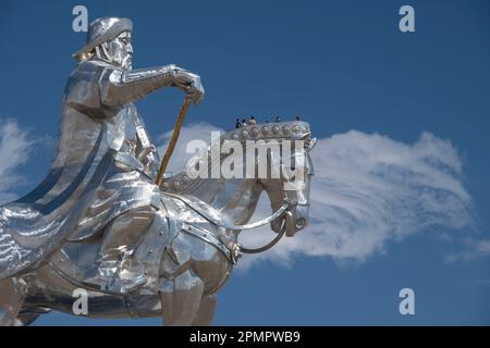 Statua equestre di Gengis Khan sulla riva del fiume Tuul a Tsonjin Boldog; Ulanbataar, Mongolia Foto Stock