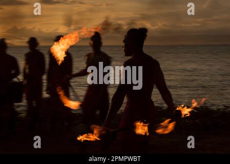 Tradizionale danza del fuoco al tramonto in un resort a Somoa; Apia, Samoa Foto Stock