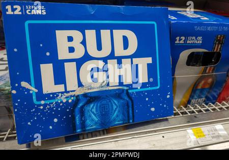 L'approvazione di BUD Light di un influencer transgender ha causato problemi ad Anheuser-Busch, 2023, Stati Uniti Foto Stock