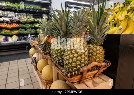 Frutta fresca nella corsia dei prodotti, presso il negozio di alimentari D'Agostino a New York City, 2023, USA Foto Stock