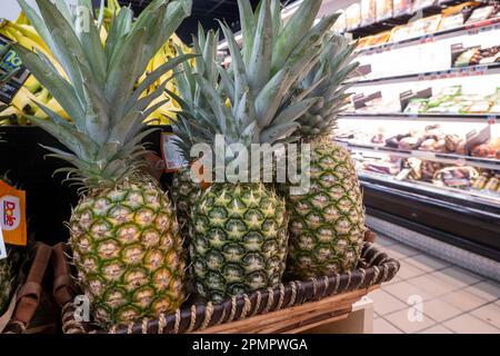 Frutta fresca nella corsia dei prodotti, presso il negozio di alimentari D'Agostino a New York City, 2023, USA Foto Stock