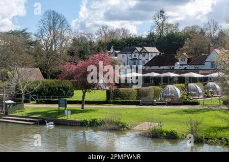 Vista sul fiume tamigi e sul giardino lungo il fiume del ristorante Coppa Club a Sonning-on-Thames, Berkshire, Inghilterra, Regno Unito Foto Stock