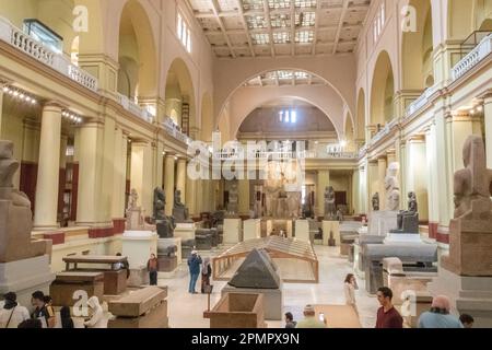 La sala principale all'interno del Museo di antichità egizie del Cairo, in Egitto Foto Stock