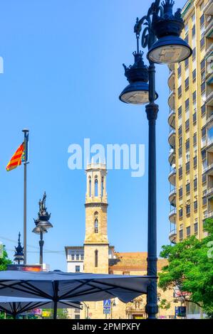 Valencia, Spagna - 10 marzo 2023: Dettaglio architettonico della torre medievale nella chiesa cattolica di Sant'Agostino. Foto Stock