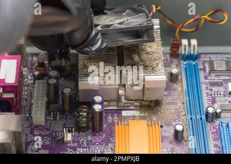 Sporcizia e polvere sul radiatore di raffreddamento del PC. Sporcizia sul radiatore di raffreddamento della CPU Foto Stock