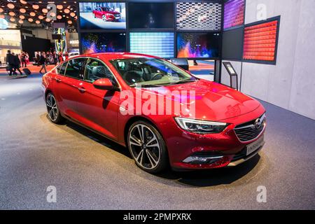 Opel Insignia al Salone IAA di Francoforte. Germania - 12 settembre 2017. Foto Stock