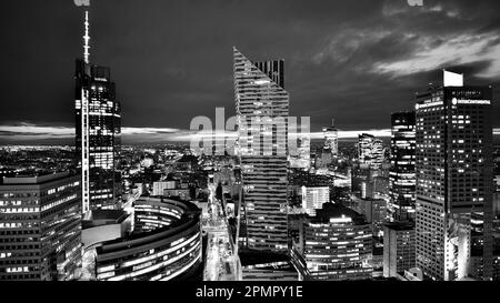 Varsavia, Polonia. 14 marzo 2023. Splendida architettura del centro di Varsavia con grattacieli moderni di notte. Bianco e nero. Foto Stock