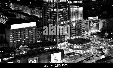 Varsavia, Polonia. 14 marzo 2023. Splendida architettura del centro di Varsavia con grattacieli moderni di notte. Bianco e nero. Foto Stock