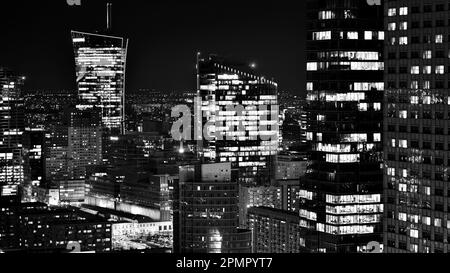 Varsavia, Polonia. 14 marzo 2023. Splendida architettura del centro di Varsavia con grattacieli moderni di notte. Bianco e nero. Foto Stock