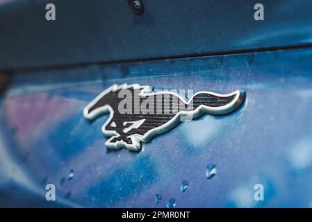 Logo Ford Mustang metallizzato closeup su auto elettrica Ford Mustang. Foto Stock