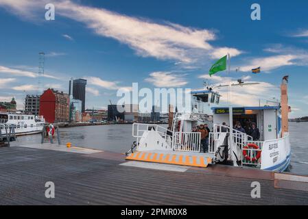 Traghetto passeggeri sull'acqua che si avvicina alla fermata a Gothenburg. Foto Stock