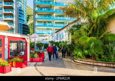 GIBILTERRA, Regno Unito - 10 MARZO 2023: Ocean Village Marina uno dei tre porti turistici nel territorio britannico d'oltremare di Gibilterra. Foto Stock