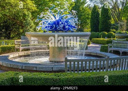 Installazione della fontana Parterre di Dale Chihuly nel cortile del giardino del nodo Parterre di Levy presso l'Atlanta Botanical Garden di Atlanta, Georgia. (USA) Foto Stock