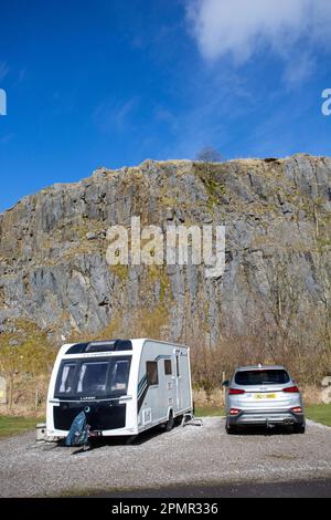 Il campeggio caravan e motorhome club a Grin Low sopra la città termale del Derbyshire di Buxton situato in una vecchia cava Foto Stock