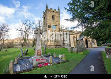 La chiesa parrocchiale di San Lorenzo nel villaggio di Eyam, nel Derbyshire Peak District, comunemente noto come villaggio della peste Foto Stock