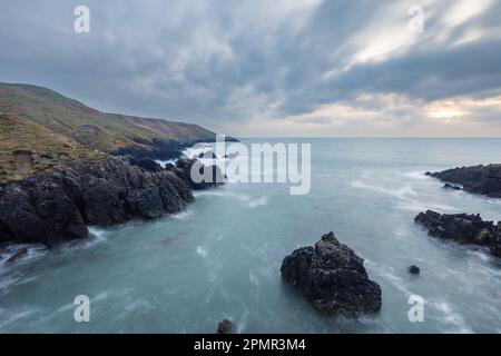 Scogliere costiere a Porthor (Whistling Sands), Llyn Peninula, Galles Foto Stock