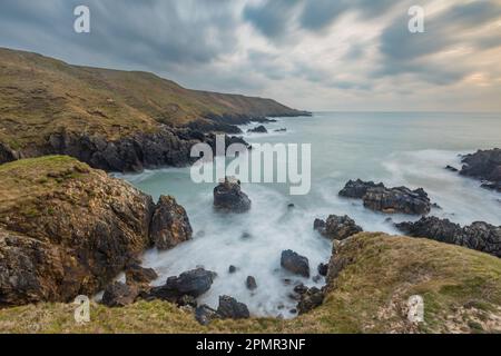 Scogliere costiere a Porthor (Whistling Sands), Llyn Peninula, Galles Foto Stock