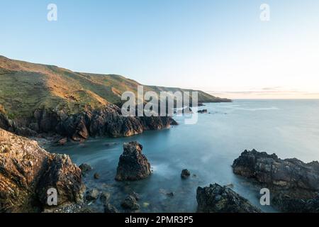 Scogliere costiere a Porthor (Whistling Sands), Llyn Peninula, Galles Foto Stock