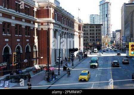 Downtown Vancouver skytrain Terminus Waterfront costruzione ferroviaria persone sulla strada vita reale in Canada diverse nazionalità viaggio a piedi Canada Vancouver 2023 Foto Stock