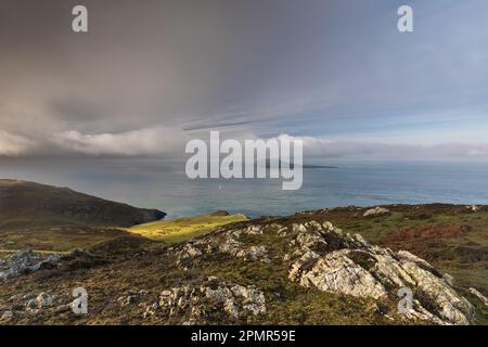 Vista di Ynys Enlli (Bardsey Island) da Mynydd Mawr, Llyn Peninsula, Galles Foto Stock