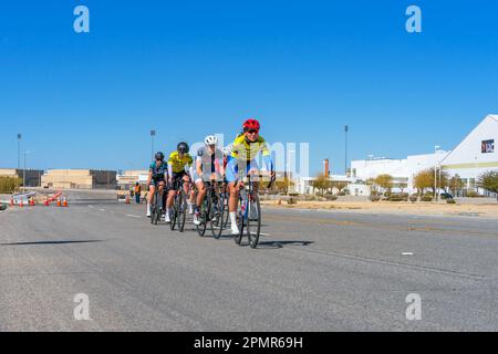 Victorville, CA, USA – 25 marzo 2023: Gruppo di donne in gara di ciclismo su strada al Majestic Cycling Event del Southern California Logistics Airpor Foto Stock