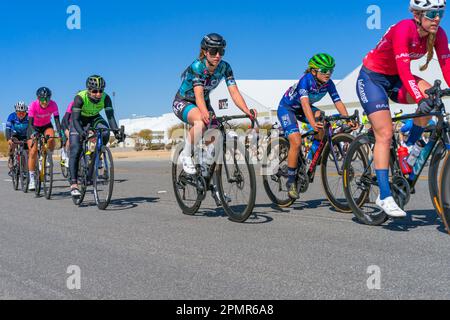 Victorville, CA, USA – 25 marzo 2023: Gruppo di donne in gara di ciclismo su strada al Majestic Cycling Event del Southern California Logistics Airpor Foto Stock