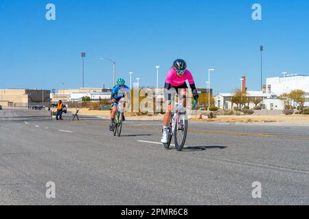 Victorville, CA, USA – 25 marzo 2023: Gara di ciclismo su strada femminile all'evento Majestic Cycling presso l'aeroporto di Victorv, California meridionale Foto Stock