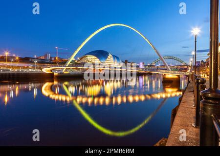 Il Gateshead Millennium Bridge e il Sage si riflettono nel fiume Tyne, Newcastle-upon-Tyne, Tyne e Wear, Inghilterra Foto Stock