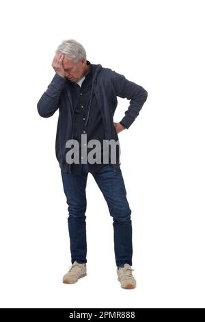 ritratto completo di un uomo in mal di testa isolato su bianco Foto Stock