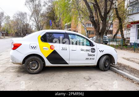 Samara, Russia - 12 aprile 2023: Taxi Yandex è parcheggiato su una strada della città in estate Foto Stock