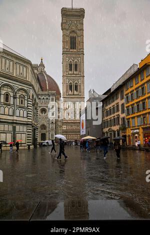 Giornata piovosa in Piazza del Duomo a Firenze. Italia Foto Stock