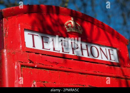Una cabina telefonica vintage GPO nel villaggio di Prestbury, Cheshire. Foto Stock