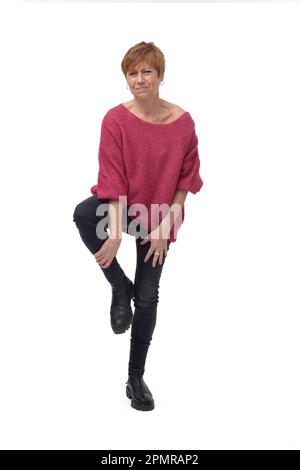ritratto completo di una donna in dolore alle gambe in isolato su bianco Foto Stock