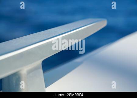 Primo piano dei palafi di ormeggio per imbarcazioni. Base di ancoraggio blocco ponte con mare sullo sfondo Foto Stock