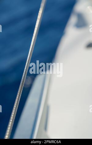 particolare della barca da rigging con catamarano e mare fuori fuoco Foto Stock