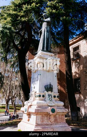 Lope de Vega vestito in cassock. Monumento in Plaza de la Encarnacion. Madrid, Comunidad de Madrid, Spagna, Europa Foto Stock