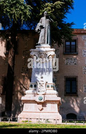 Lope de Vega vestito in cassock. Monumento in Plaza de la Encarnacion. Madrid, Comunidad de Madrid, Spagna, Europa Foto Stock