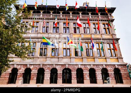 Vista laterale. Il Municipio di Anversa, edificio rinascimentale, sorge sul lato occidentale del Grote Markt di Anversa, la grande piazza del mercato. Eretto tra il 15 Foto Stock