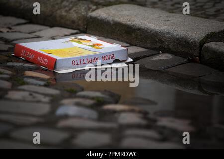 Pizza scatola sdraiata in strada Foto Stock