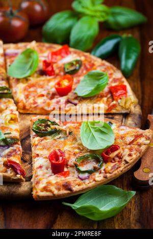 La tradizione spagnola con pizza chili e jalapenos Foto Stock