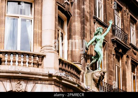 Particolare delle statue di bronzo. Hansahuis è stato uno dei primi edifici di uffici ad Anversa. Costruito dall'architetto Jos Hertogs tra il 1897 e il 1901. Th Foto Stock